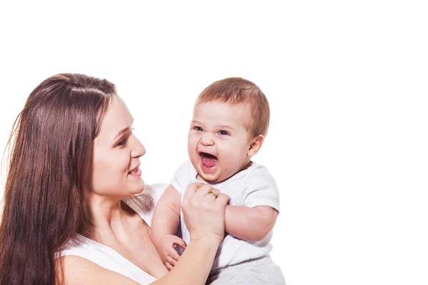Pequeño bebé lindo riendo en la mano de las madres —  Fotos de Stock