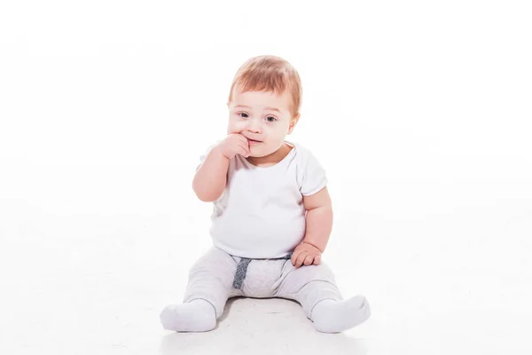床の上に座って笑顔の赤ちゃん — ストック写真