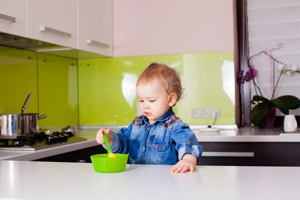 Маленький мальчик кормит себя — стоковое фото