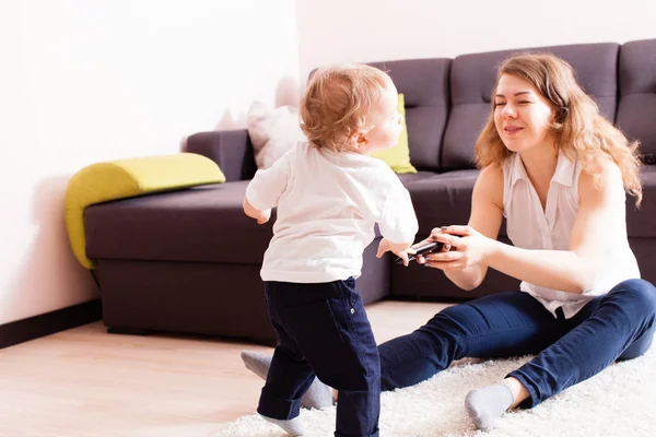 Mother and her baby boy playing on the floor — Stock Photo, Image