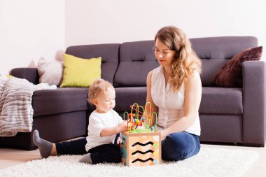 Güzel genç anne küçük oğlu ile katta oynama