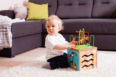 Yumuşak halı üzerinde oynarken erkek bebek