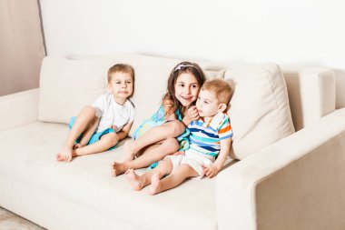 İyi bir ruh hali olmayan aile fotoğraf oturum.