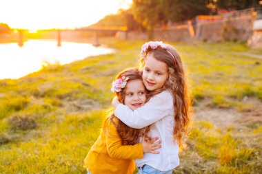 Uzun kollu beyaz ve sarı kız