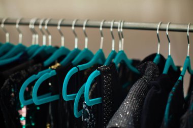 Kadın gardırop şık elbiseler