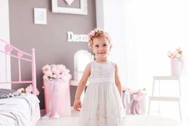 Takdire şayan yürümeye başlayan çocuk kız moda odasında