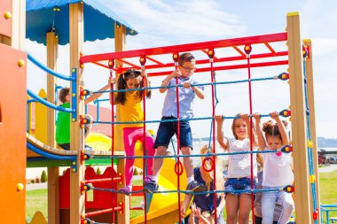 Çocuklar onların çeviklik göstermek