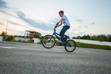 BMX bisiklet stunts