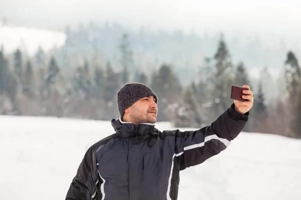 Selfie na pozadí zimní krajiny — Stock fotografie