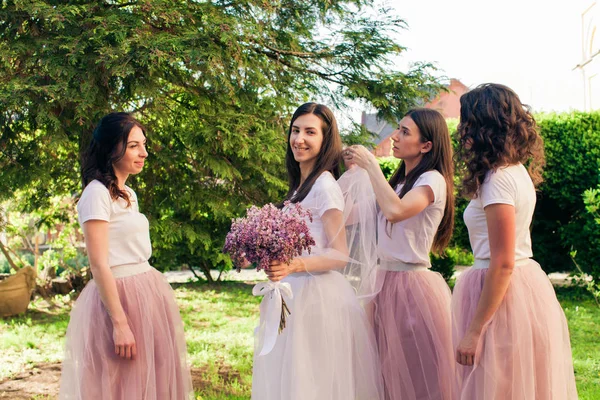 Brautjungfern bereiten die Braut auf die Hochzeit vor — Stockfoto