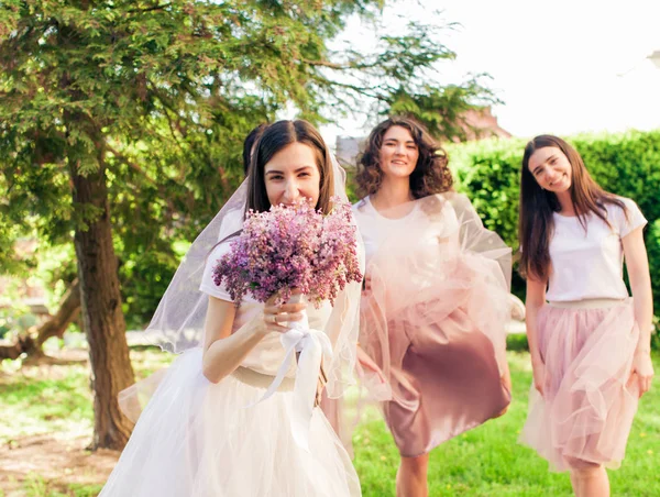 A noiva e as damas de honra descansam — Fotografia de Stock