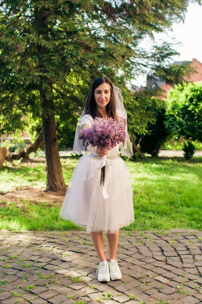 Nevěsty představuje její kytice — Stock fotografie