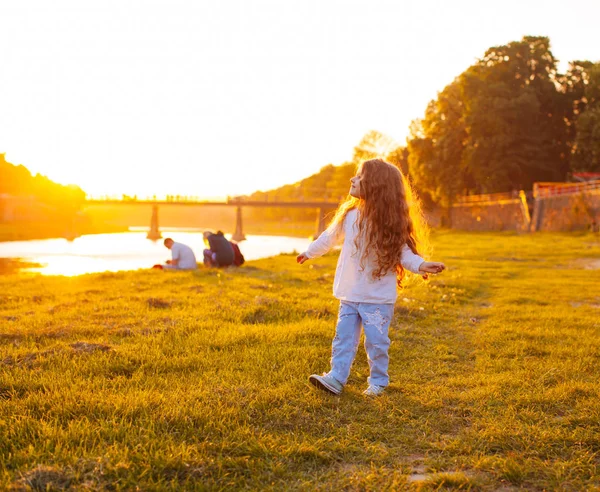 The girl is walking in a life with a smile — Stock Photo, Image