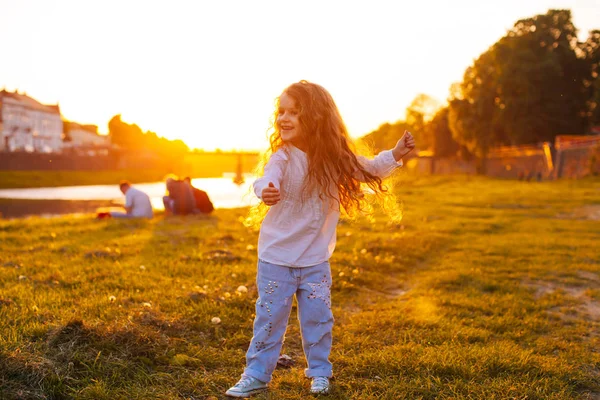Çocuk vals günbatımı üzerinde — Stok fotoğraf