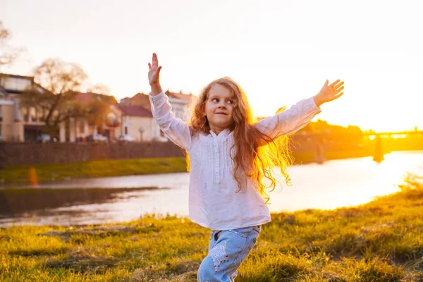 Dancing on the outdoors — Stock Photo, Image