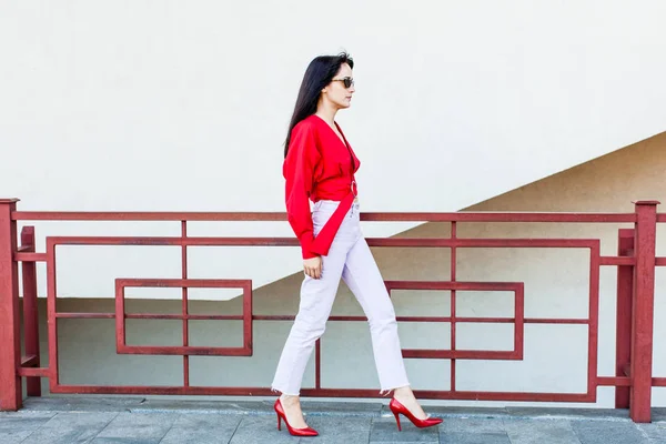 Menina bonita com cabelos longos em blusa vermelha — Fotografia de Stock