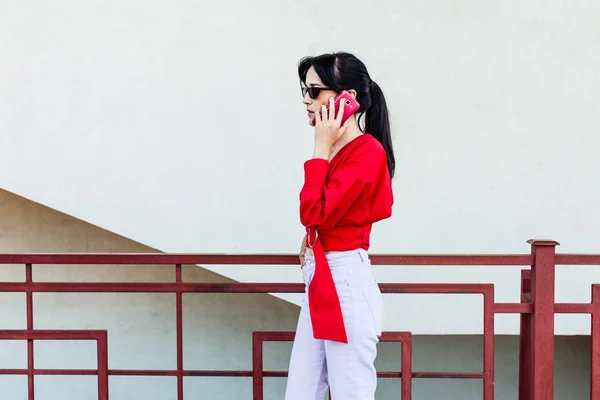 Retrato de mulher falando por telefone — Fotografia de Stock