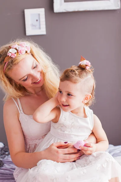 Close view portrait of beautiful mother and daughter — Stock Photo, Image