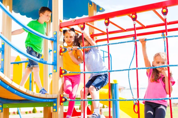 Superar obstáculos no parque infantil — Fotografia de Stock