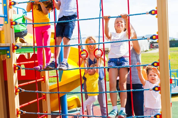 Spel under överinseende av föräldrarna — Stockfoto