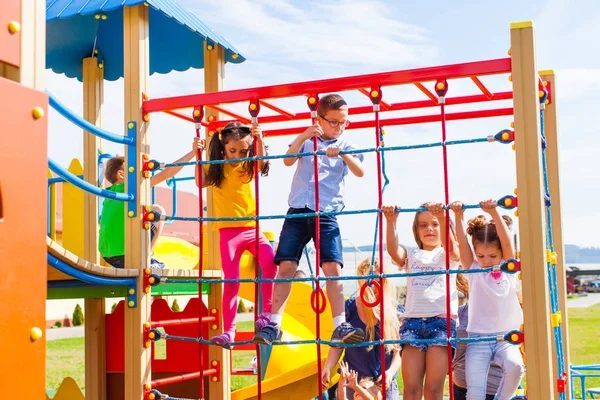 I bambini dimostrano la loro agilità — Foto Stock