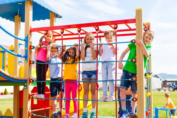 Kindergruppe auf Spielplatz — Stockfoto