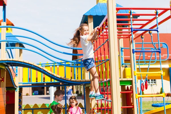 Girl is climbing the net — Stock Photo, Image