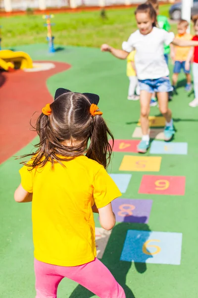 As crianças jogam hopscotch na escola — Fotografia de Stock