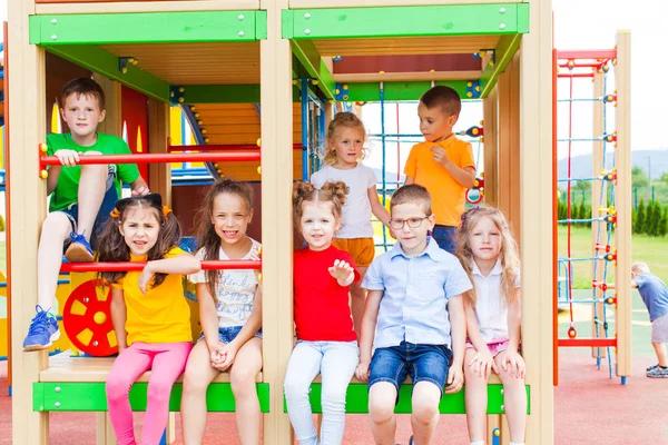 Grupo de niños en el parque infantil — Foto de Stock