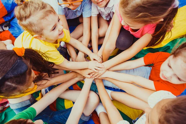 Gruppe von Kindern, die ihre Hände zusammenlegen — Stockfoto