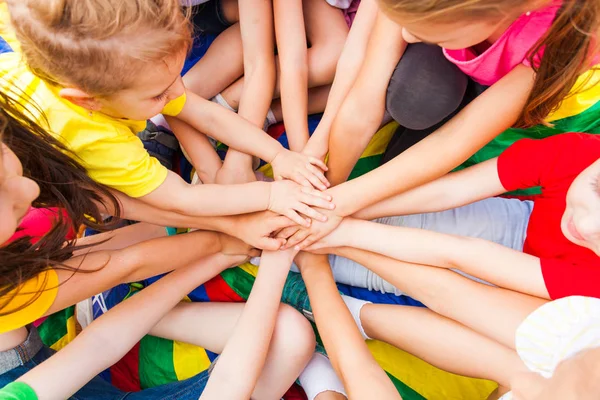 Vista cercana de los niños mano juntos —  Fotos de Stock