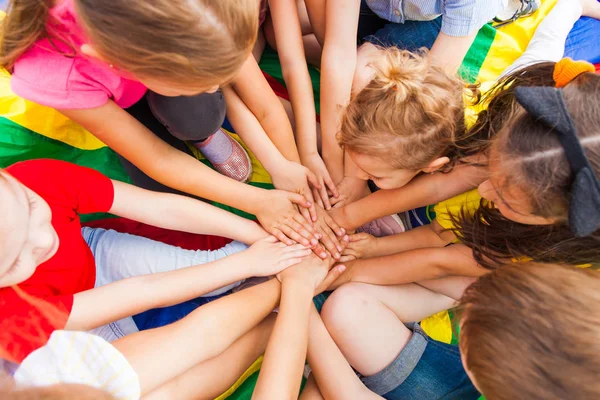 Grande famiglia di bambini insieme in un cerchio — Foto Stock