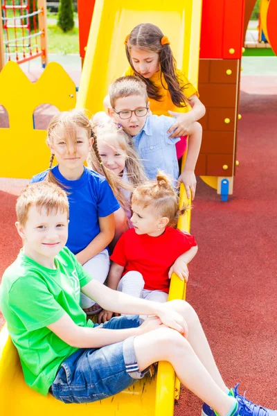 Crianças no parque infantil . — Fotografia de Stock