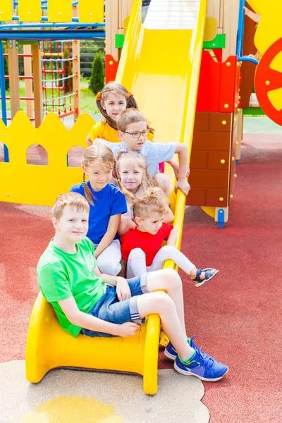 Crianças felizes brincando no playground . — Fotografia de Stock