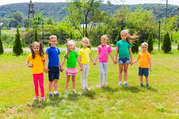 Felices niños alegres en camisetas coloridas — Foto de Stock
