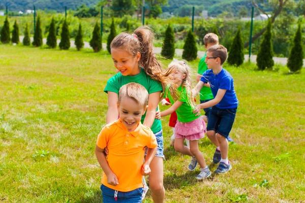 Śmiech dzieci bawiące się ogon smoka — Zdjęcie stockowe