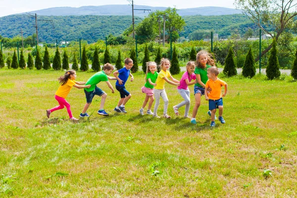 Actieve kinderen spelen van de werf — Stockfoto