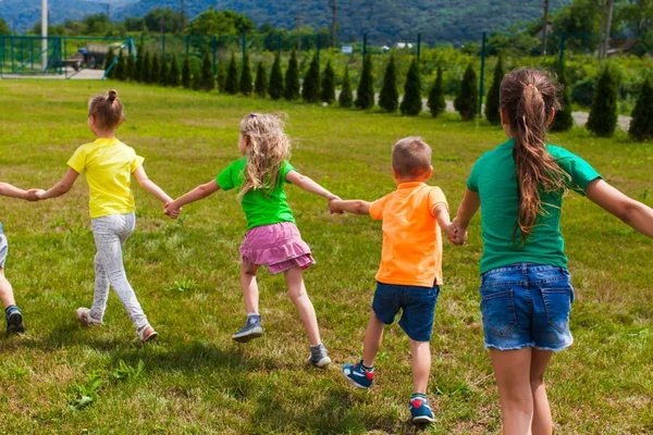 Gruppo di bambini in t-shirt colorate in vacanza — Foto Stock