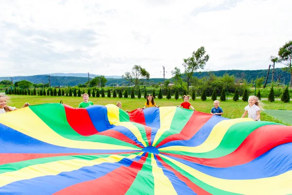 Vista da vicino di strisce colorate su un paracadute arcobaleno — Foto Stock