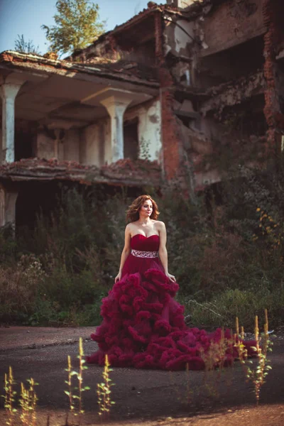 Princesa de hadas en ruinas — Foto de Stock