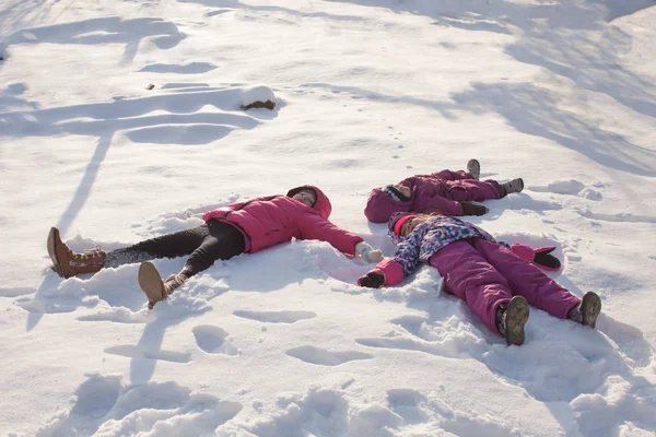 雪の上の 3 つの天使 — ストック写真