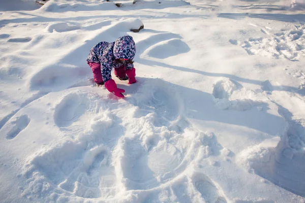 Girl makes snow angel — Stock Photo, Image