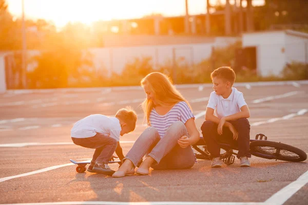 Familie vrijetijdsbesteding buitenshuis concept — Stockfoto