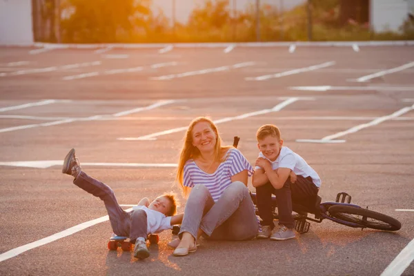 Семейный отдых на свежем воздухе — стоковое фото