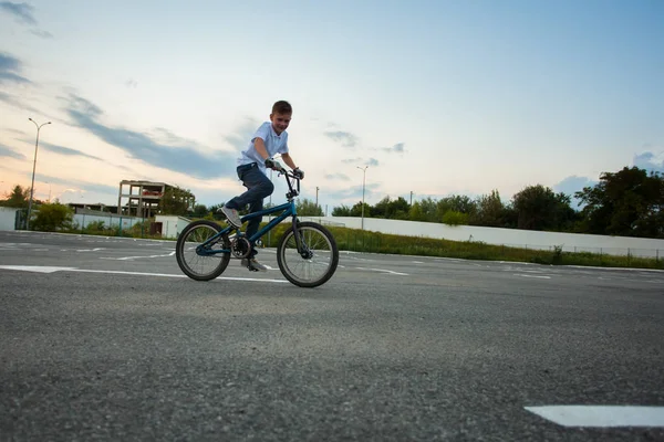 Велосипеді трюки BMX — стокове фото