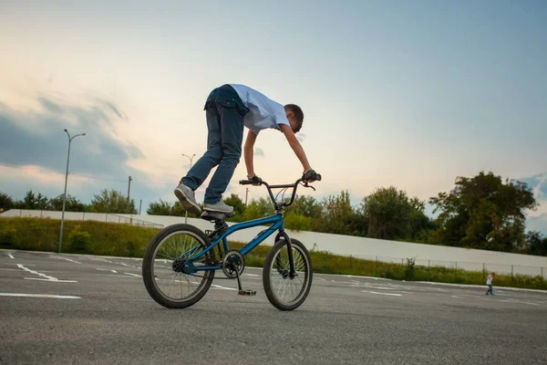 Bmx acrobazie in bicicletta — Foto Stock