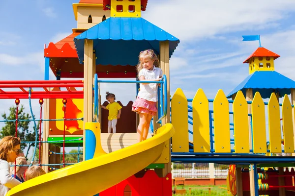 Crianças testam o parque infantil — Fotografia de Stock