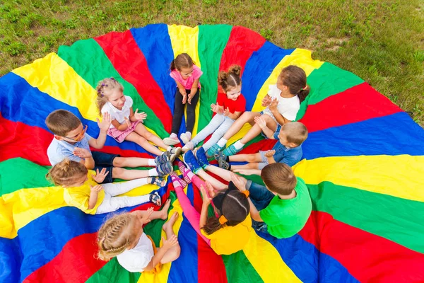 Kids holding hands together with teacher in gym — Stock Photo, Image