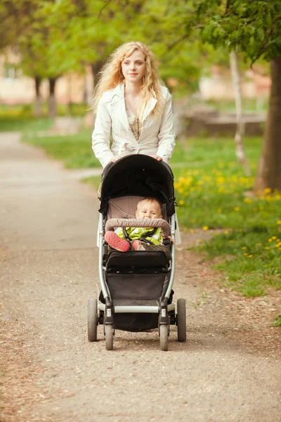 Mother is walking — Stock Photo, Image