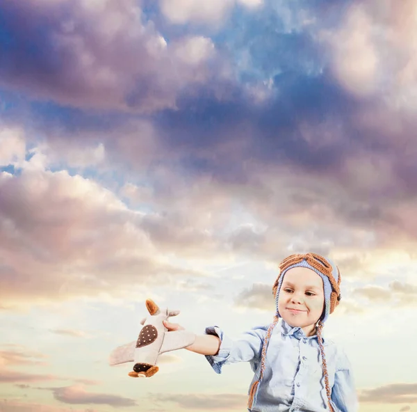 Pilot eines kleinen Jungen — Stockfoto